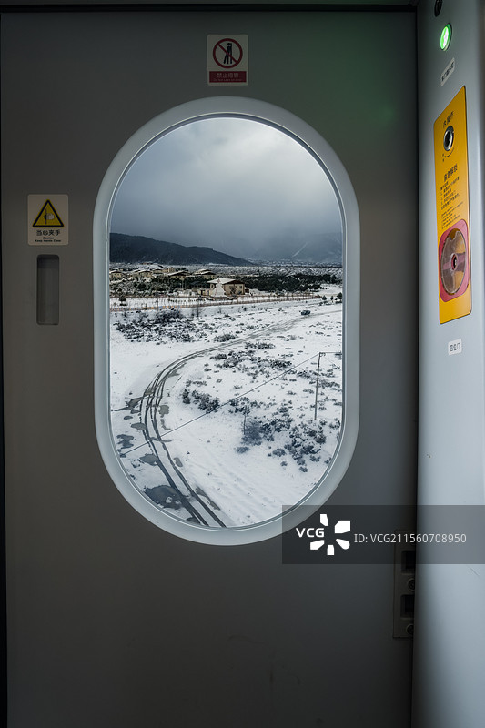 火车外的雪景图片素材