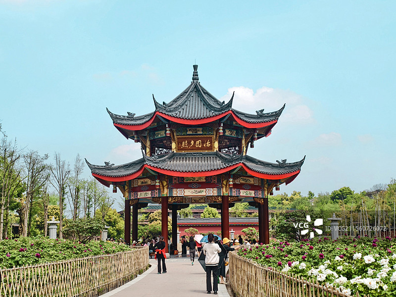 峨眉山大佛禅院里的《怡院夕照》凉亭图片素材