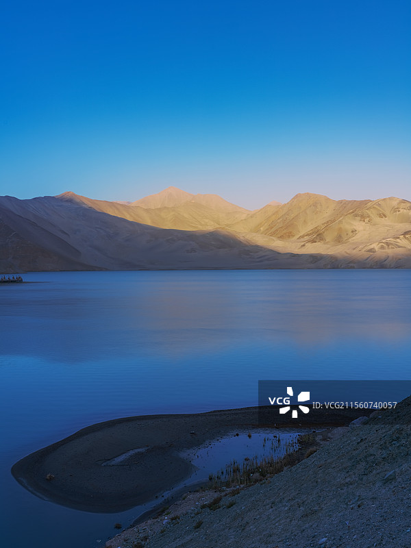 中国新疆的昆仑山和白沙山和白沙湖图片素材