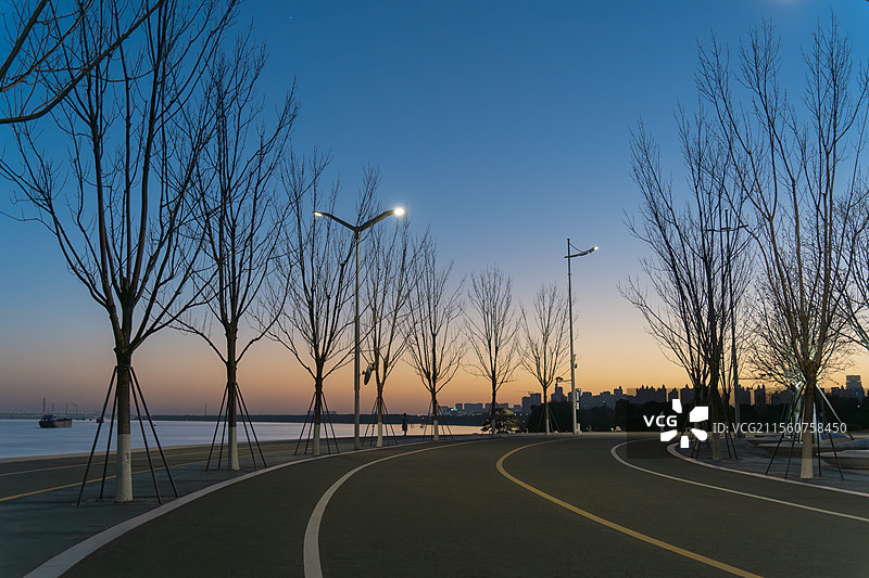 傍晚的日落时分，湿地公园的健康小道上祥和安宁图片素材