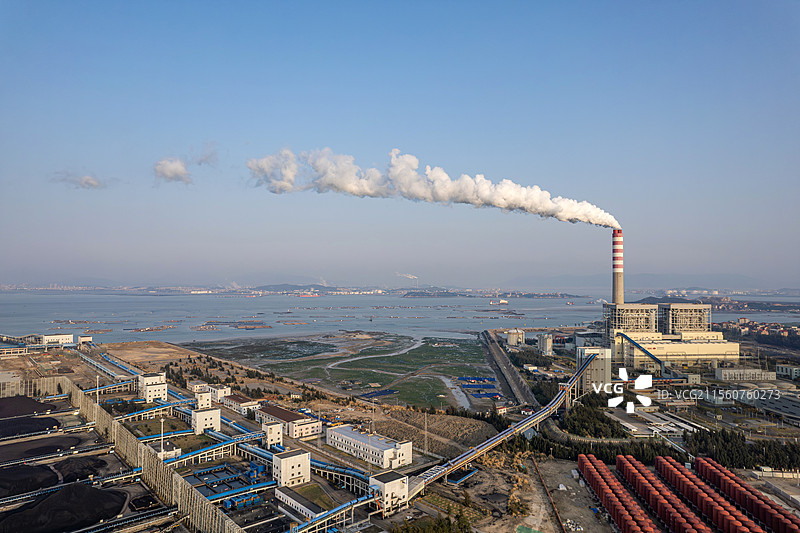 海边燃煤火电厂排放烟囱的航拍图片素材