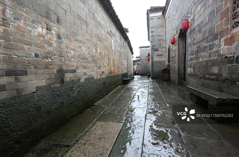 雷阵雨过后的古村落古建筑、古宅、青石板古道，湿漉漉的。图片素材
