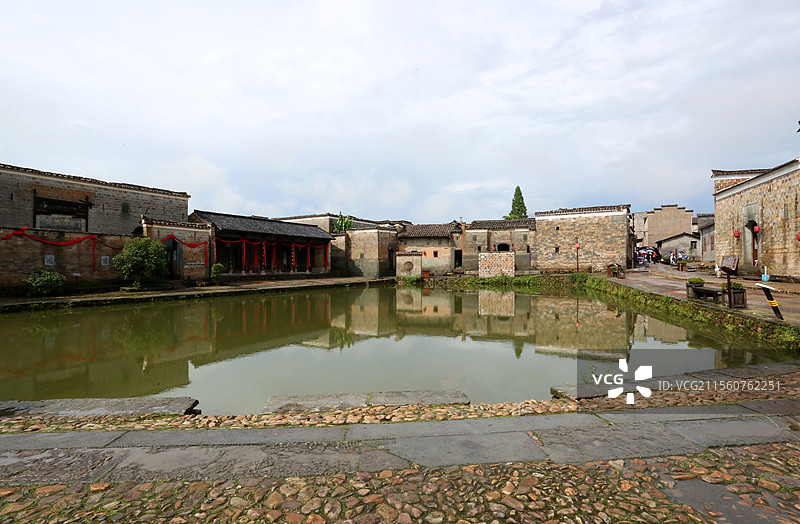雷阵雨过后的古村落古建筑、古宅、青石板古道，湿漉漉的。图片素材