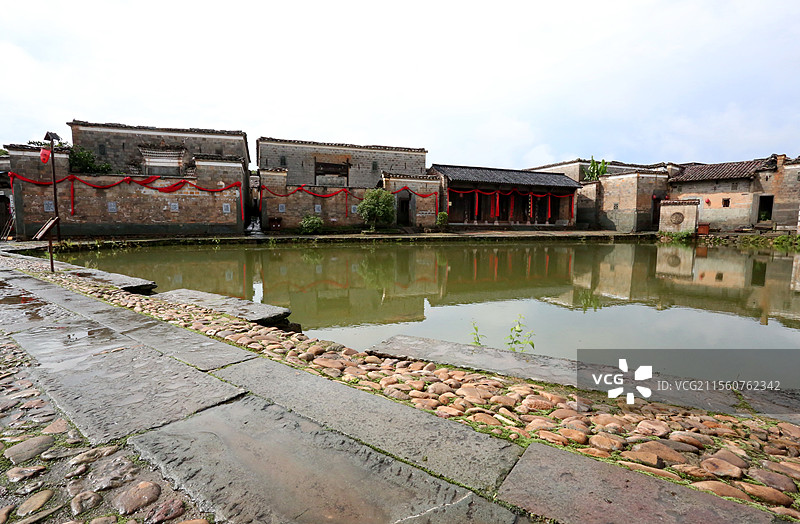 雷阵雨过后的古村落古建筑、古宅、青石板古道，湿漉漉的。图片素材