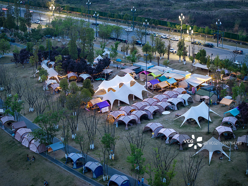 绵阳八家堰户外露营地春季航拍图片素材