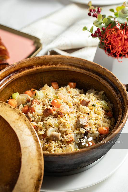 砂锅煲仔饭明火煲锅巴煲仔拌饭粤菜烟火味主食碳水图片素材