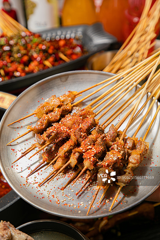 撸串烧烤牛肉串鸡爪串串辣椒面牛肉串小肉串夜宵图片素材
