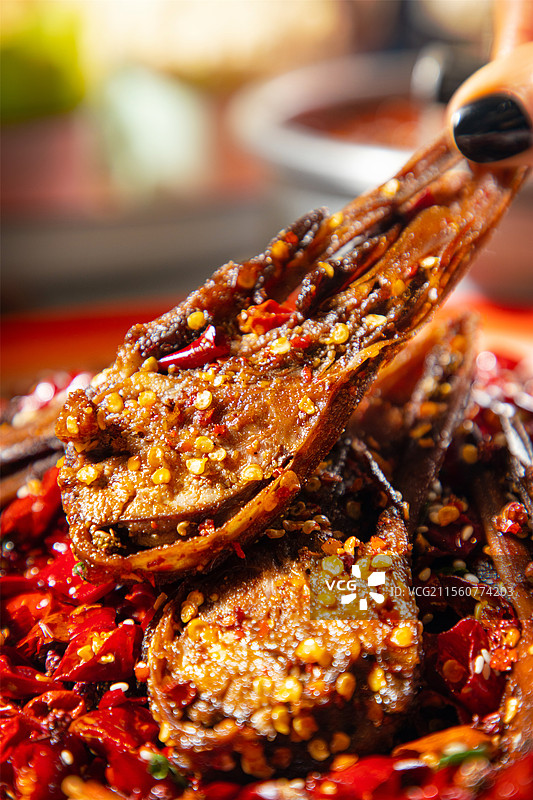 鸭脑壳鸭头卤味脑花卤鸭头爆辣辣椒图片素材
