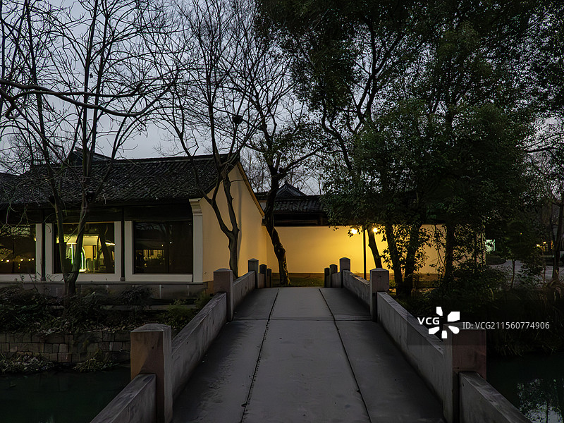 西溪湿地夜间古桥通往徽派风格院落图片素材