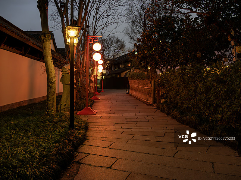 杭州西溪湿地夜晚红灯笼照亮的石板小径图片素材