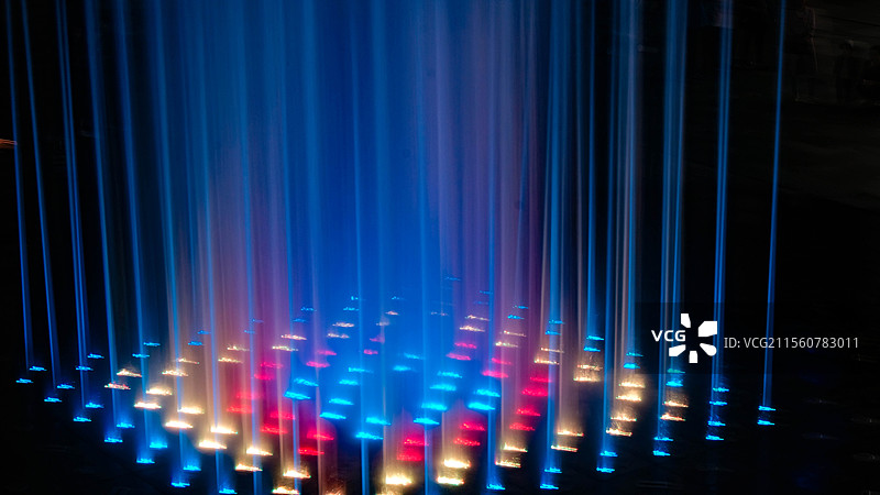 黑色背景下照明设备的特写镜头直线射线灯光秀图片素材