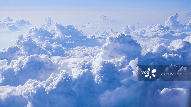 飞机在天空中飞翔云的低角度视图云层气象图片素材
