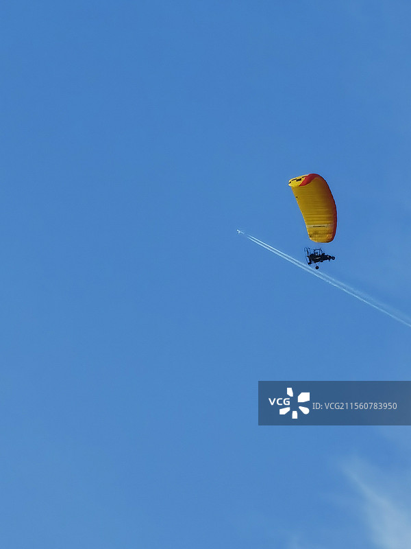 杭州千岛湖滑翔伞图片素材