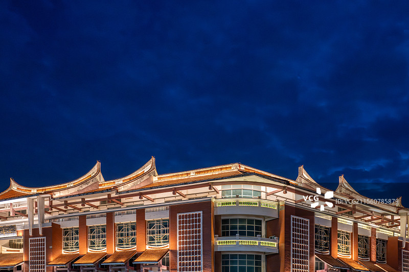 蓝调夜色中的中国莆田工艺美术城的仿古建筑局部特写图片素材
