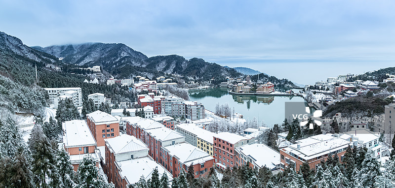 湖北通山县冰雪中的九宫山镇全景图片素材