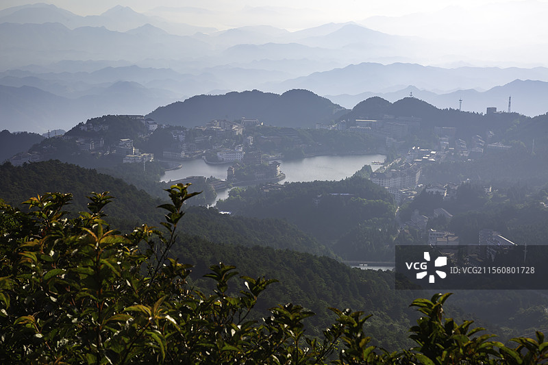 云雾中的湖北通城县九宫山镇图片素材