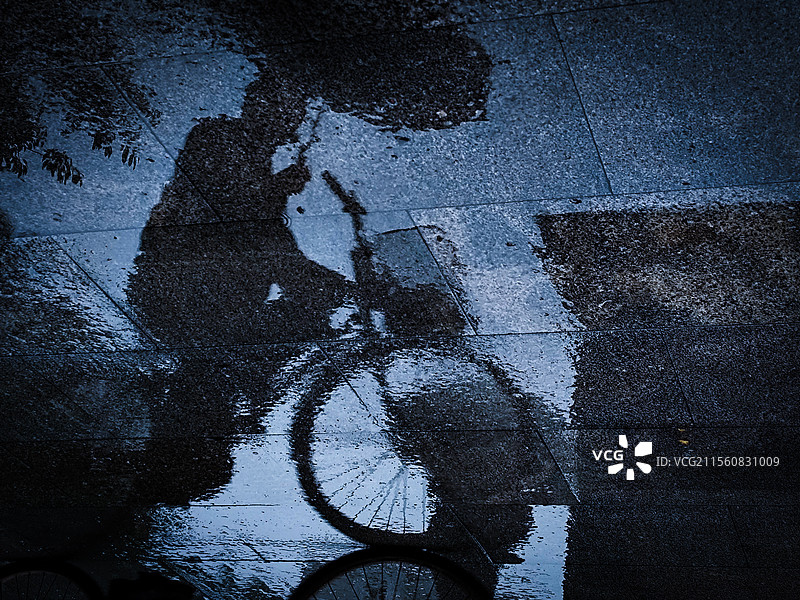 雨中行者图片素材