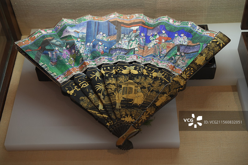 晚清时期黑漆骨彩绘纸折扇图片素材