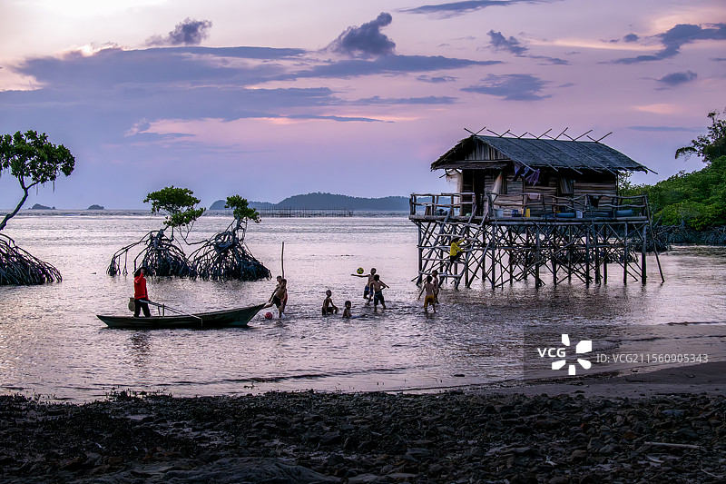 印度尼西亚珊瑚岛上的木屋住民图片素材