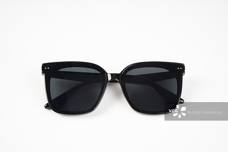 白底上的墨镜图片素材