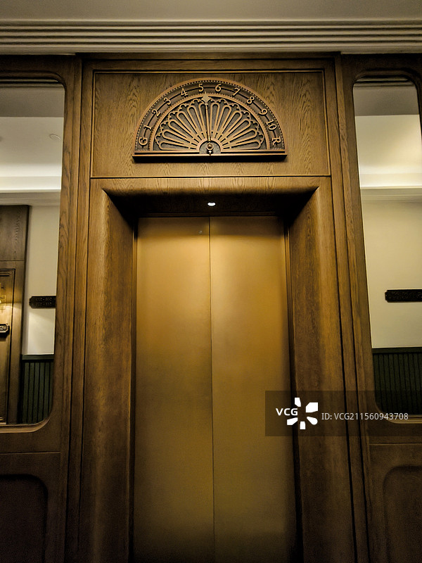 文艺古典复古艺术风格电梯图片素材