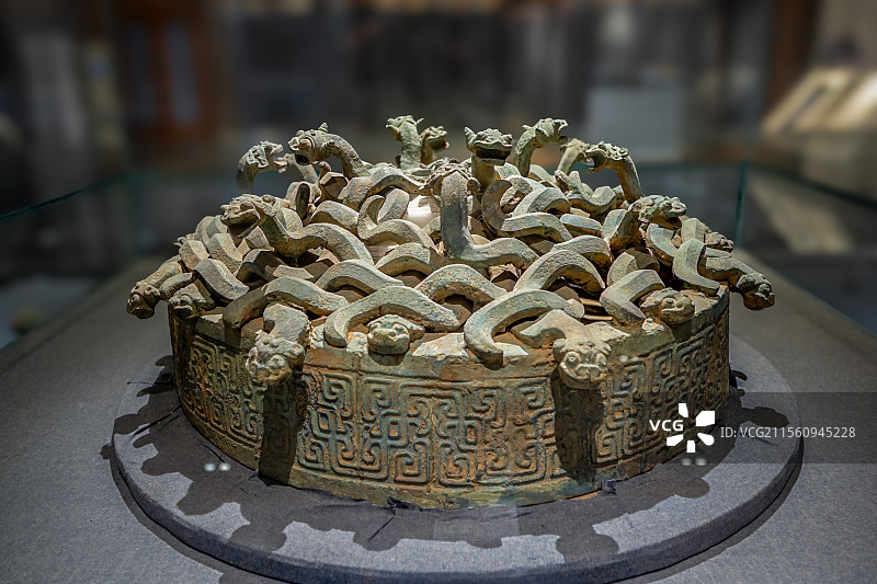 中国河南省平顶山市叶县县衙内的著名文物春秋许国盘龙铜建鼓座图片素材