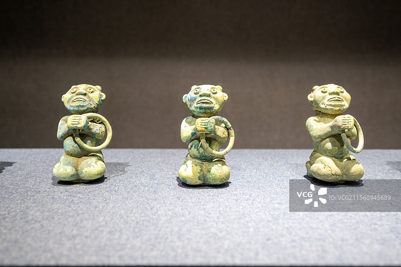 中国河南省平顶山市叶县县衙内的春秋许国跽坐铜人图片素材