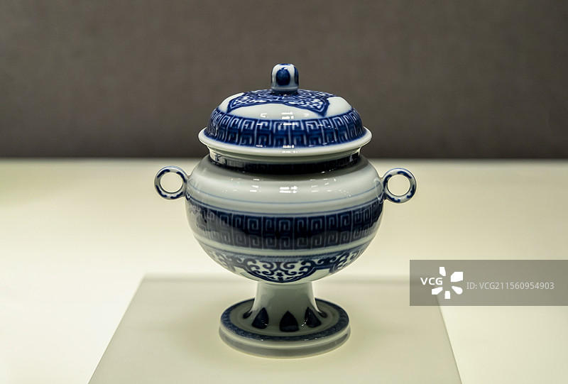 河南博物院“巧工遗珍—院藏明清珍宝展”：青花回纹双耳瓷盖豆（清，乾隆，征集）图片素材