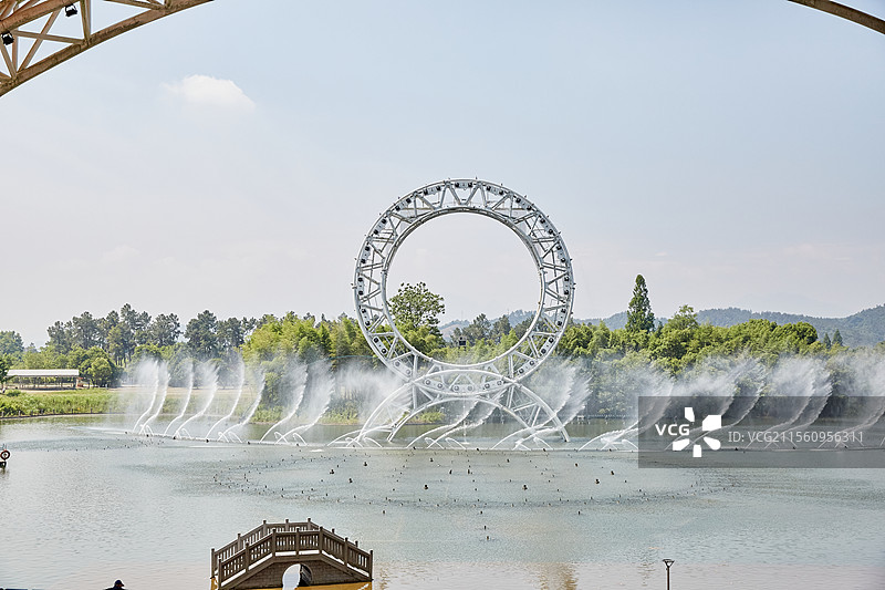 浙江省湖州市安吉竹博园中国竹子博览园风景喷泉表演图片素材