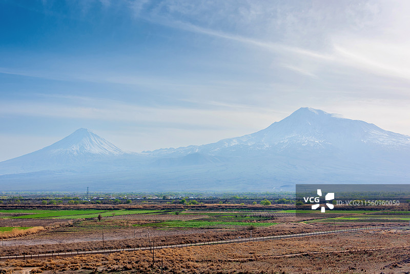 亚美尼亚霍尔维拉普修道院远观亚拉腊特雪山图片素材