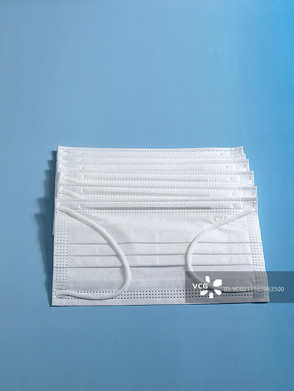 蓝色背景上的医疗用品预防病毒的一次性口罩图片素材