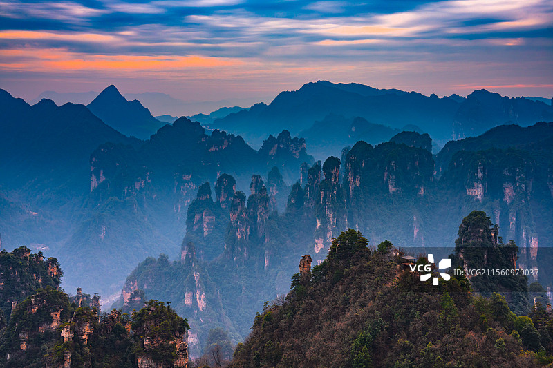 日落时分，天空映衬下的山脉美景图片素材