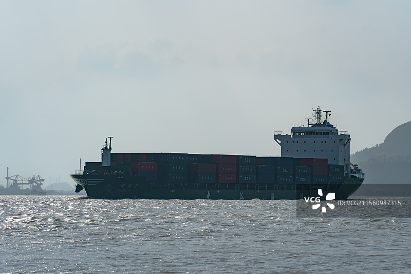 航行在大海上的集装箱货轮图片素材