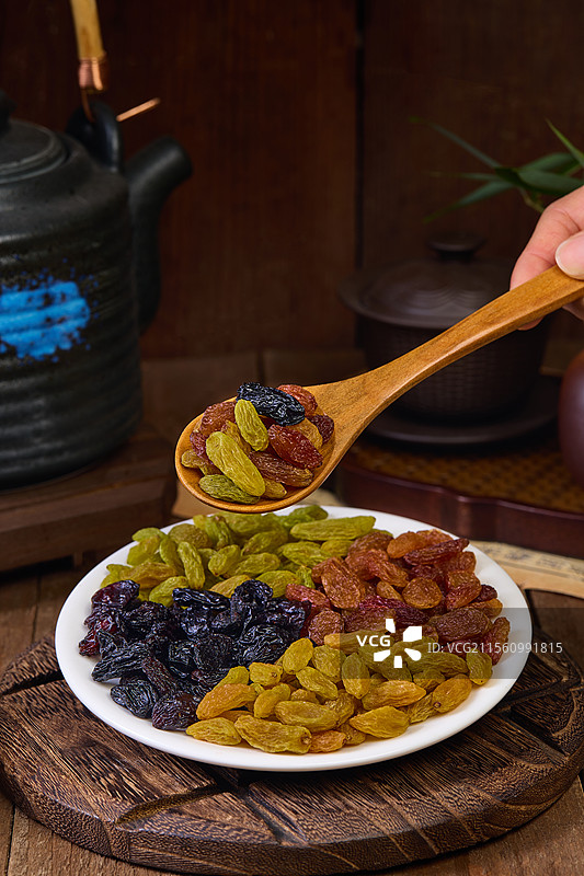 香妃葡萄干 葡萄干 混合葡萄干 提子干 吐鲁番葡萄干 红香玫瑰葡萄干 绿葡萄干 新疆干果 红提子干图片素材