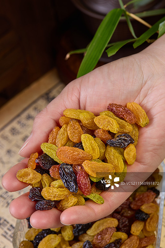 香妃葡萄干 葡萄干 混合葡萄干 提子干 吐鲁番葡萄干 红香玫瑰葡萄干 绿葡萄干 新疆干果 红提子干图片素材