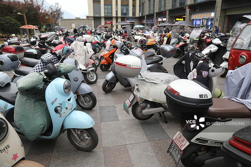 2025年4月4日，重庆市云阳县的电动自行车充电站共享电动自行车图片素材