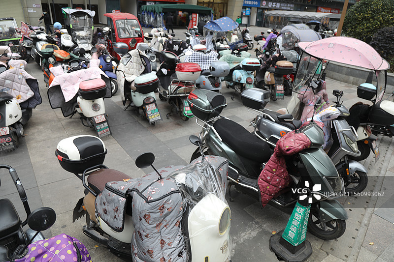 2025年4月4日，重庆市云阳县的电动自行车充电站共享电动自行车图片素材