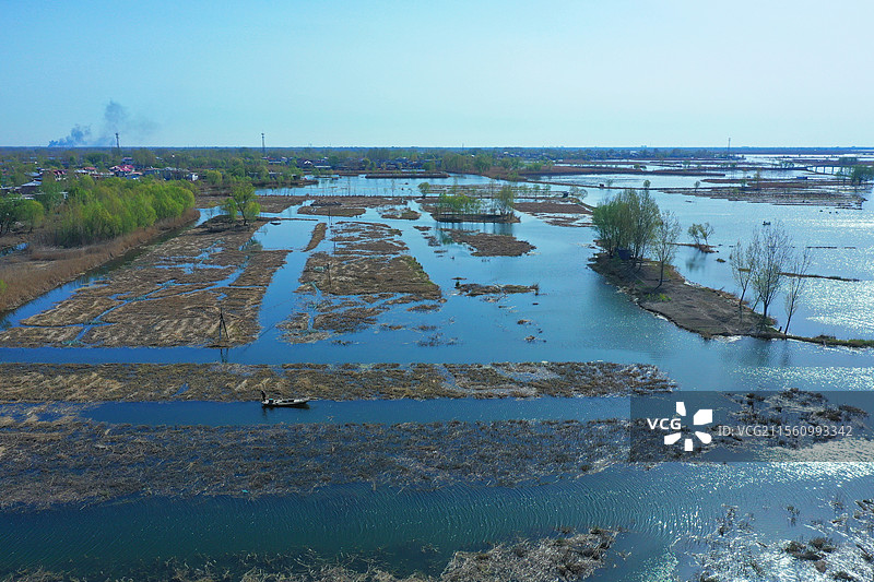 碧水彩云映湖光，舟船横渡满白洋雁鹭低飞裁春色，怒放繁花染袖香驰坦道，览康庄，欢歌笑语绕雕梁图片素材