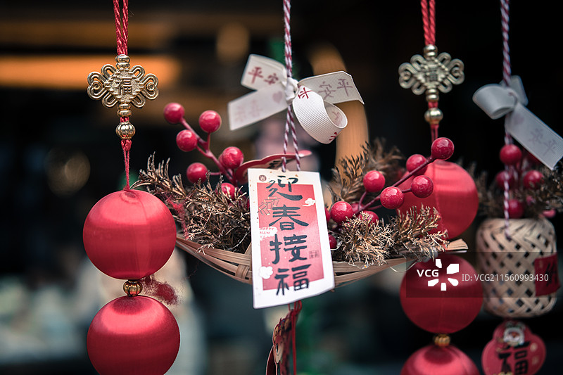 挂在市场上的装饰品特写镜头图片素材