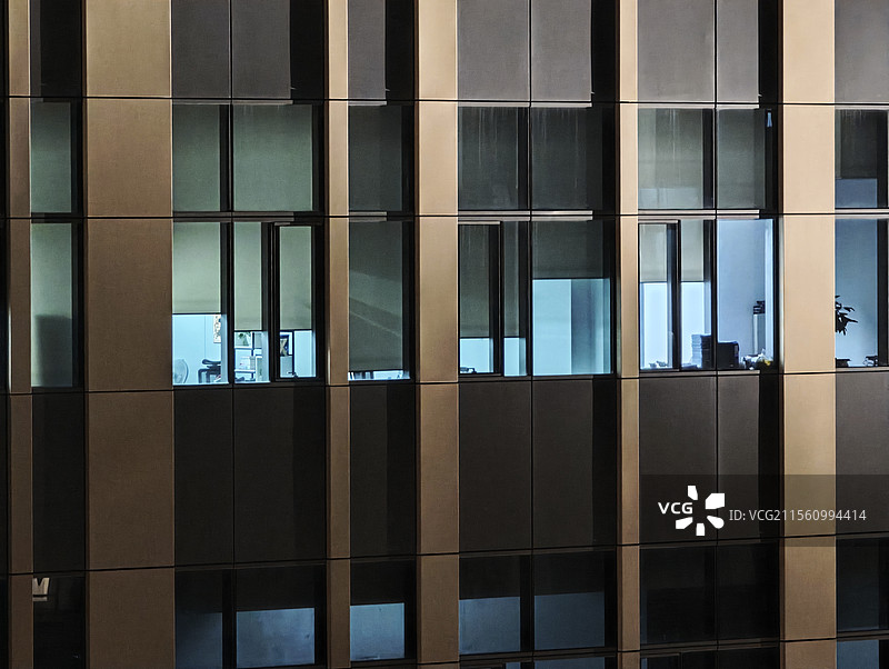 上海虹口区太阳宫办公楼写字楼夜晚加班亮灯图片素材