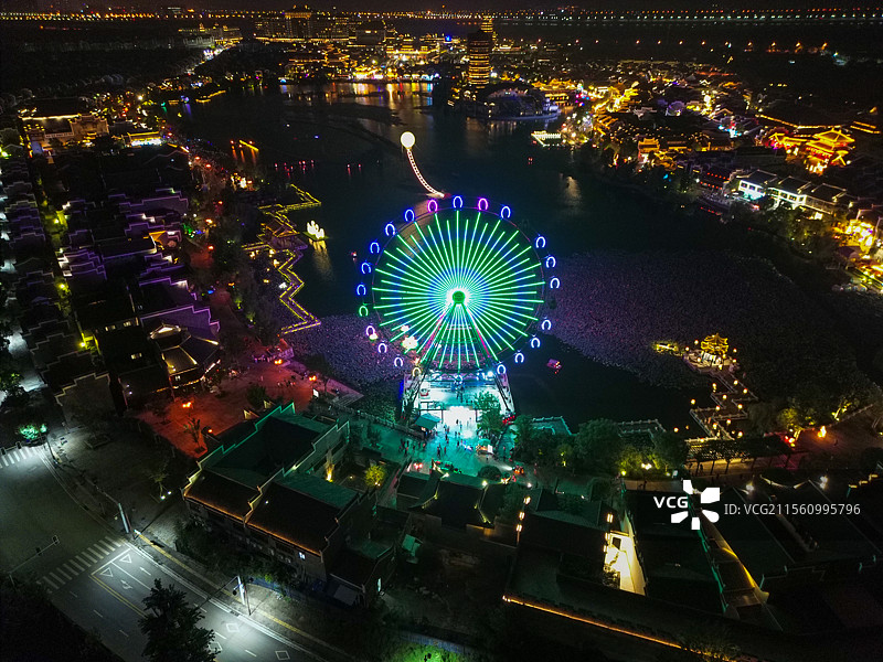 夜幕下铜官窑古镇的摩天轮高角度视图图片素材