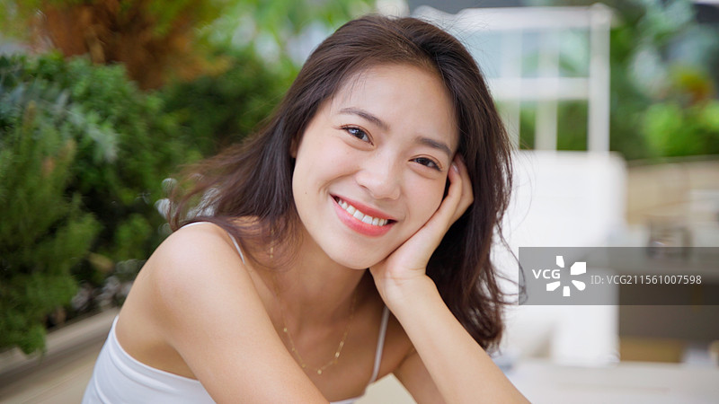 夏天城市广场美女肖像微笑甜美图片素材