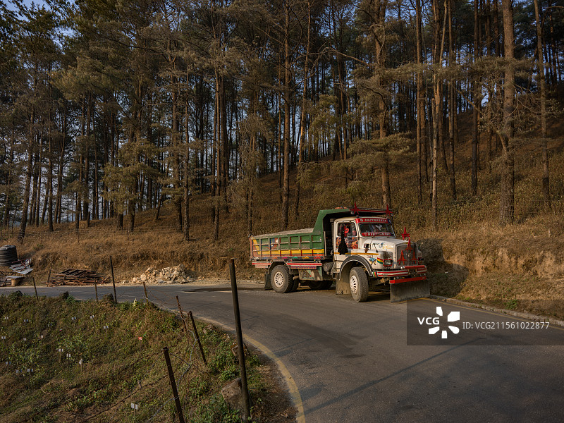 色彩斑斓的运输卡车图片素材