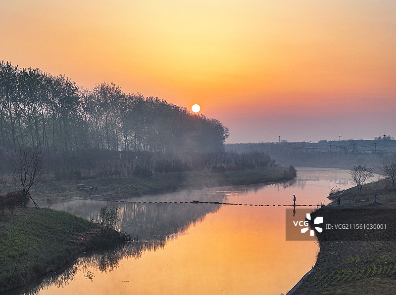 《曦染双城雾锁金银，山海春醒共沐朝霞》图片素材
