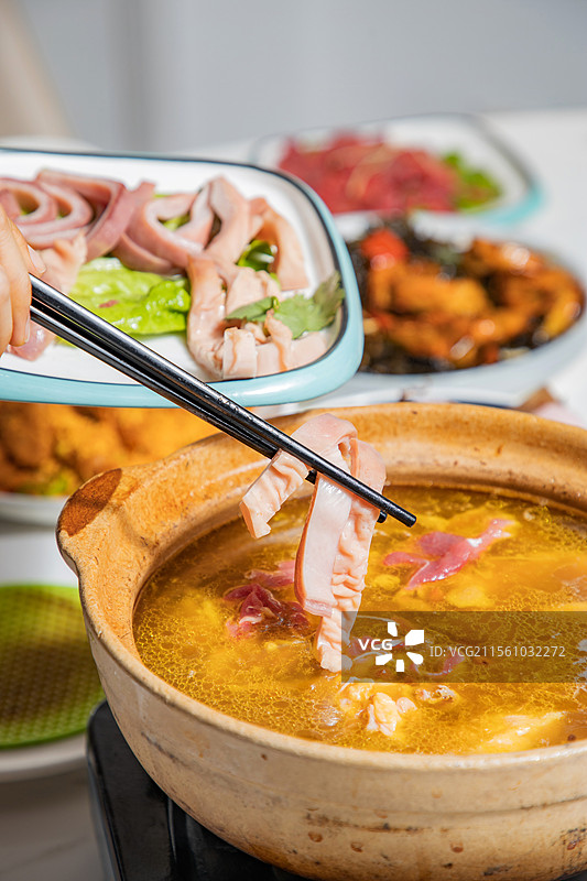 港式茶餐厅醉鸡煲药材醉鸡煲猪肚鸡打边炉港式餐厅粤菜清远鸡广东菜广东美食砂锅煲砂锅牛肉涮牛肉现切牛肉图片素材