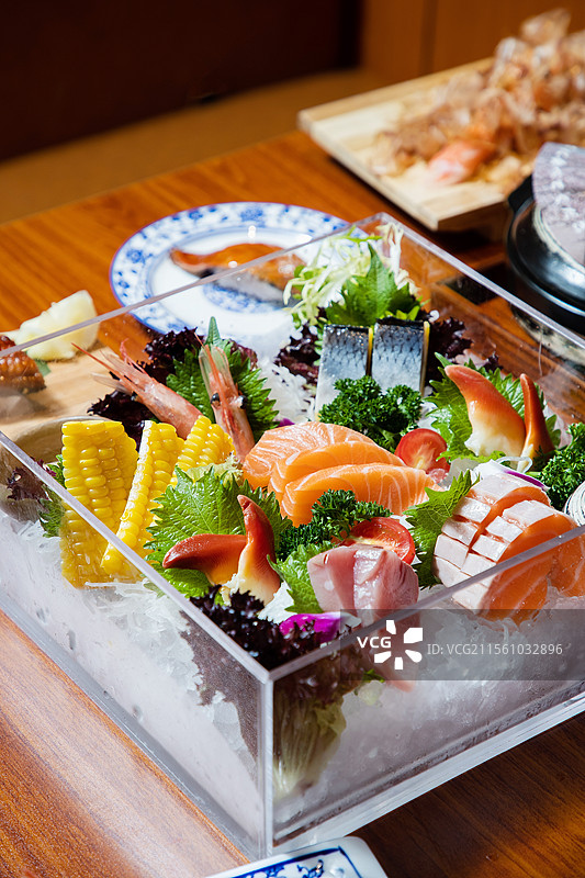 刺身拼盘海鲜拼盘日料生鱼片日本料理三文鱼金枪鱼北极贝鲥鱼鰤鱼甜虾西鲮鱼图片素材