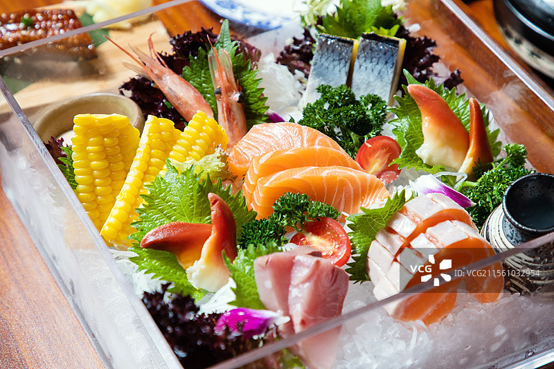 刺身拼盘海鲜拼盘日料生鱼片日本料理三文鱼金枪鱼北极贝鲥鱼鰤鱼甜虾西鲮鱼图片素材