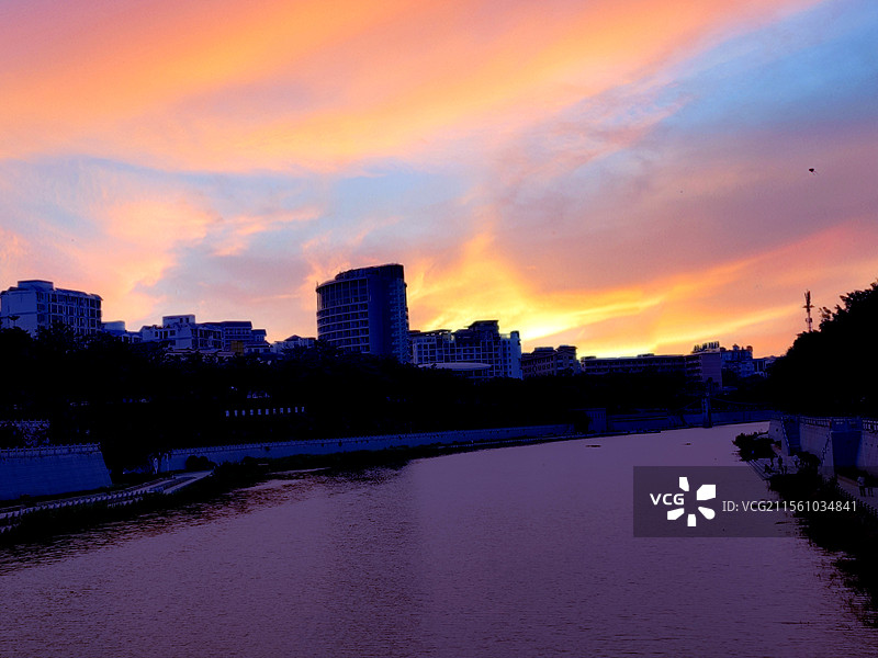 五指山市南圣河暮色美！五指山市以前叫通什市，是海南自治州府所在地。是避暑胜地，因南圣河，城市更有灵气图片素材