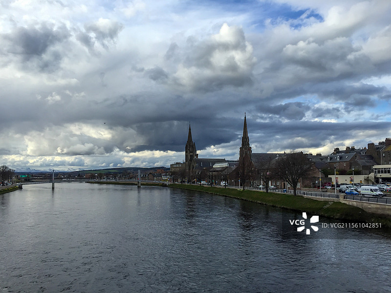 阴云密布下的苏格兰高地首府Inverness风光及尼斯河图片素材