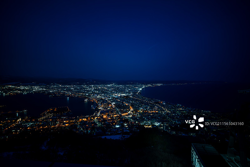 城市夜间照明建筑的高角度透视图片素材